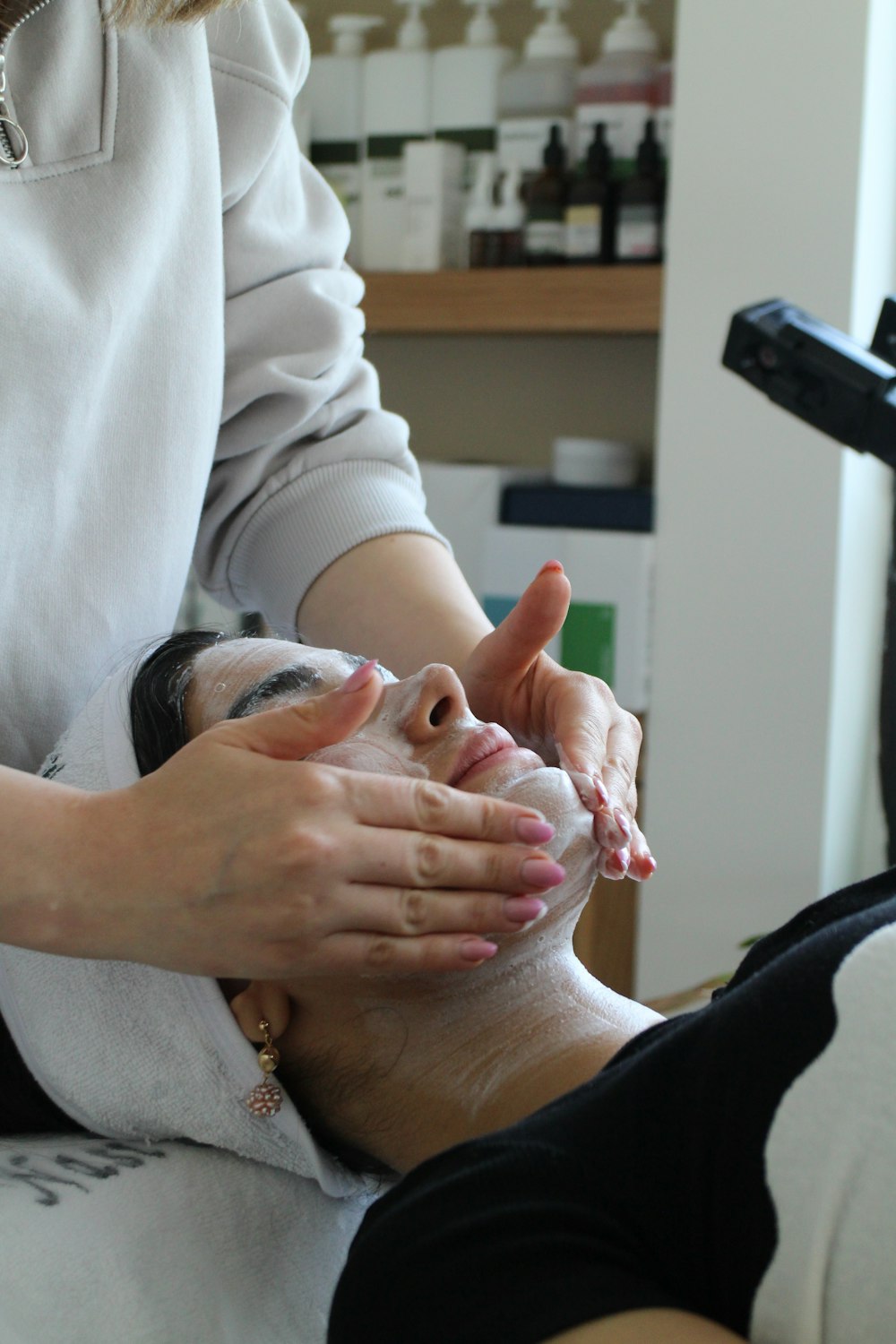 Esteticista fazendo massagem facial em cliente