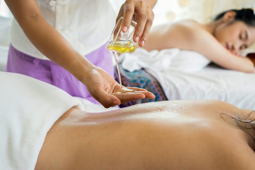 Frascos de produtos de skincare em tons neutros